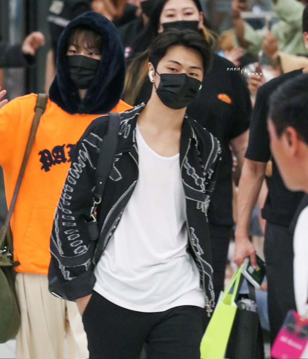 Jaywon_4life_'s tweet photo. Did jungwon buy that jacket for jay?! IT'S THE SAME ONE https://t.co/stnyGIai9Y