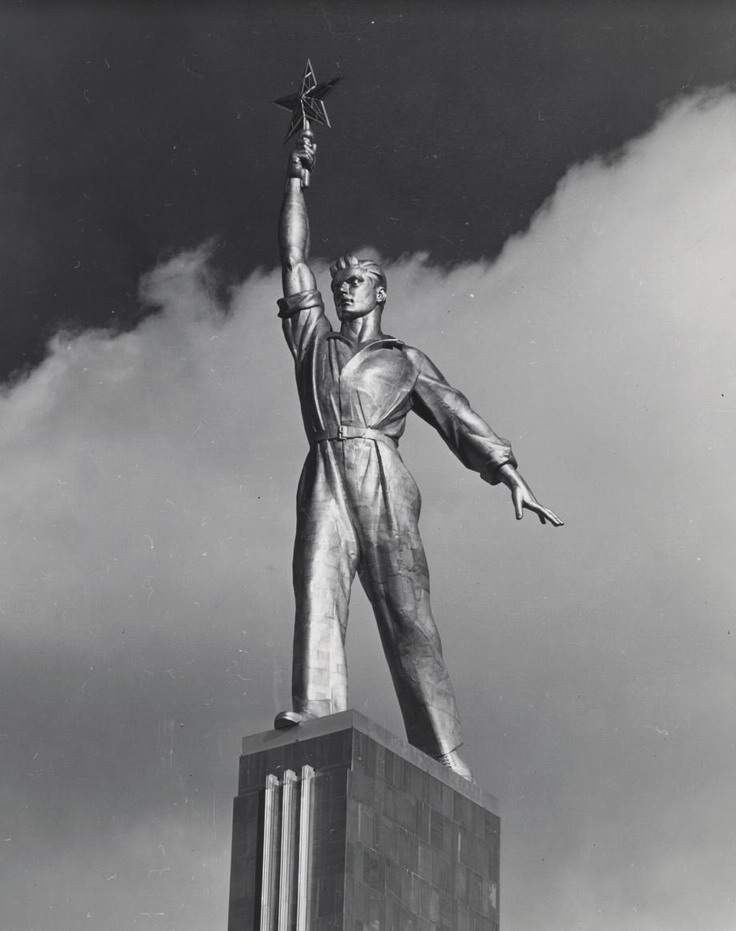 PicturesUssr's tweet image. Worker statue on USSR Pavilion at the New York World's Fair, 1939