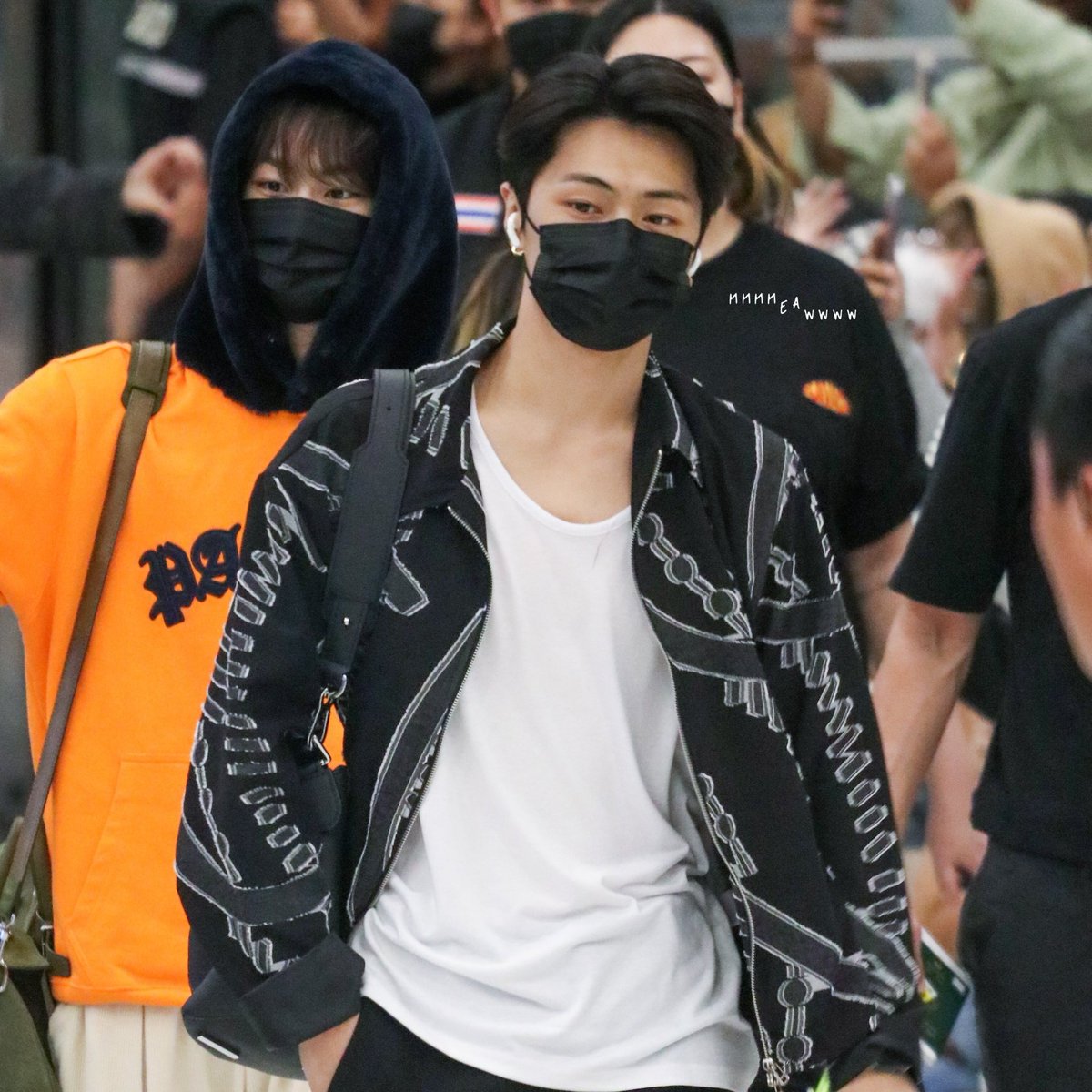 Jaywon_4life_'s tweet photo. Did jungwon buy that jacket for jay?! IT'S THE SAME ONE https://t.co/stnyGIai9Y
