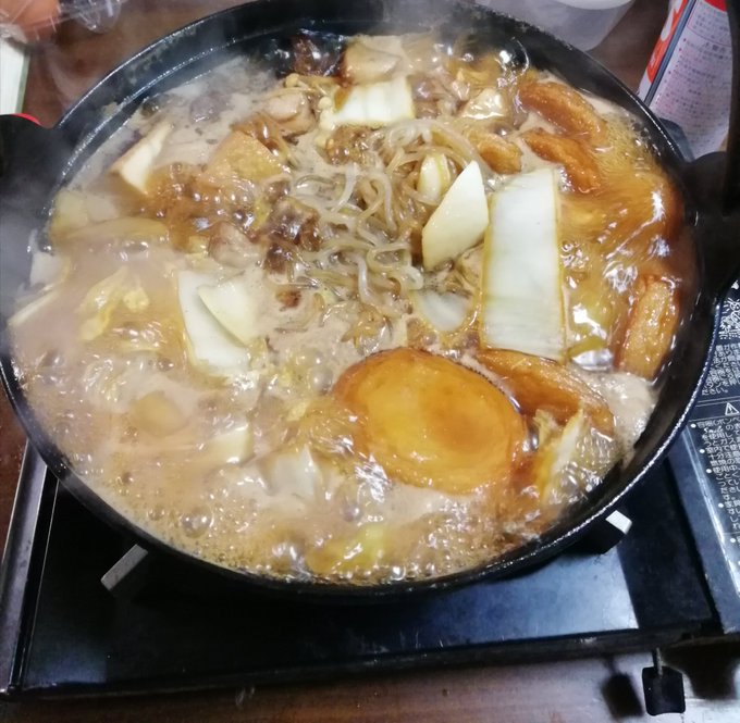 昨日の具材が残ってはいるが連日鍋だと飽きるので、今晩は具材の流用ができるすき焼き。昨日の水炊きの鶏と牛肉の混合だが、すき焼には絶対入れないさつま揚げが‥なかなかの微妙なハイブリッド。 