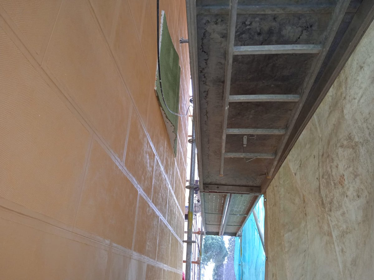 JulioBarberoSL's tweet photo. 🟠 A golpe de maza la sorpresa para Ávila va cogiendo forma. TIC TAC TIC TAC 🕰️⏳
La semana que viene estará todo listo
#cal #esgrafiado #revoco #rehabilitación #artesanos #restauracion #fachada #ávila
#turismoavila
https://t.co/mmAawdwQ8A https://t.co/3MZplkCJOG