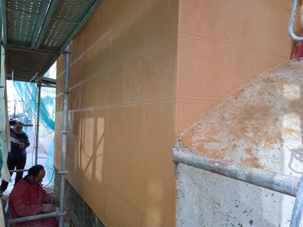 JulioBarberoSL's tweet photo. 🟠 A golpe de maza la sorpresa para Ávila va cogiendo forma. TIC TAC TIC TAC 🕰️⏳
La semana que viene estará todo listo
#cal #esgrafiado #revoco #rehabilitación #artesanos #restauracion #fachada #ávila
#turismoavila
https://t.co/mmAawdwQ8A https://t.co/3MZplkCJOG