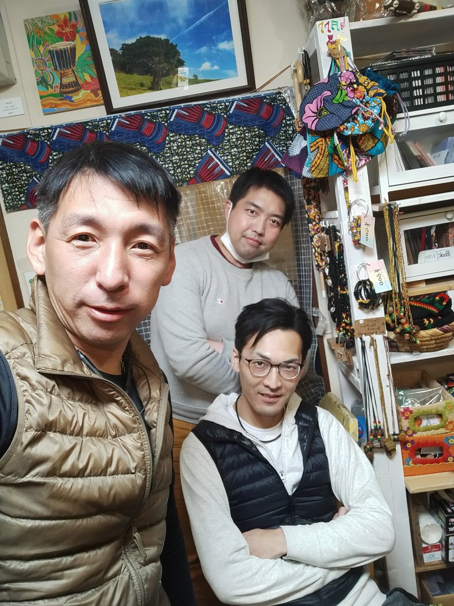 WONTANARA_TOKYO's tweet photo. 今日もお店でジャンベの皮張り。
有り難いことに、最近、皮の張替えのご依頼が増えてWontanaraTokyoはタケとレイとトッシーの3人体制��頑張ってます☺️良い太鼓作ります👍皆さんいつもありがとうございます🙇😉❤️ https://t.co/39PsVS37yw