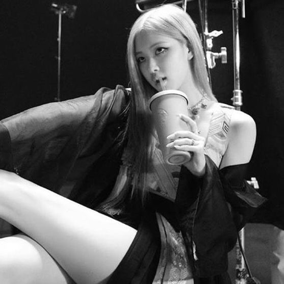 nanear                             nanette
black                              burgundy
listener                            listener
born after                      born before
ariana grande               taylor swift
single                                  single