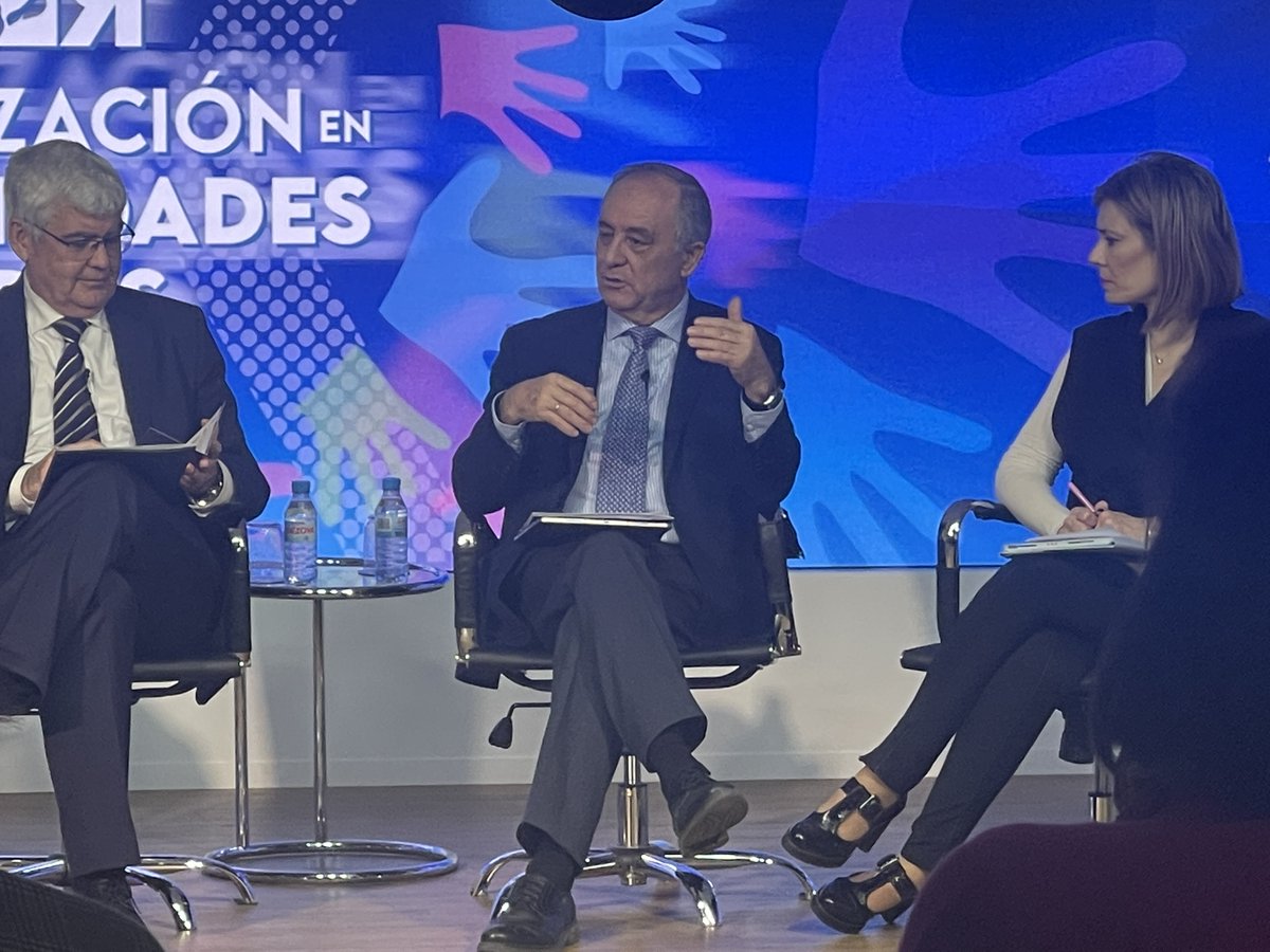 redaccionmedica's tweet photo. Interviene 👤 Jesús Cañavate Gea Director General de Planificación, Investigación, Farmacia y Atención al Ciudadano de la Consejería de Salud de Murcia (@Murciasalud) 

"En el proceso de humanización hay que dar gracias a los profesionales que se implicaron para elaborar el plan" https://t.co/cZgZpHDrli