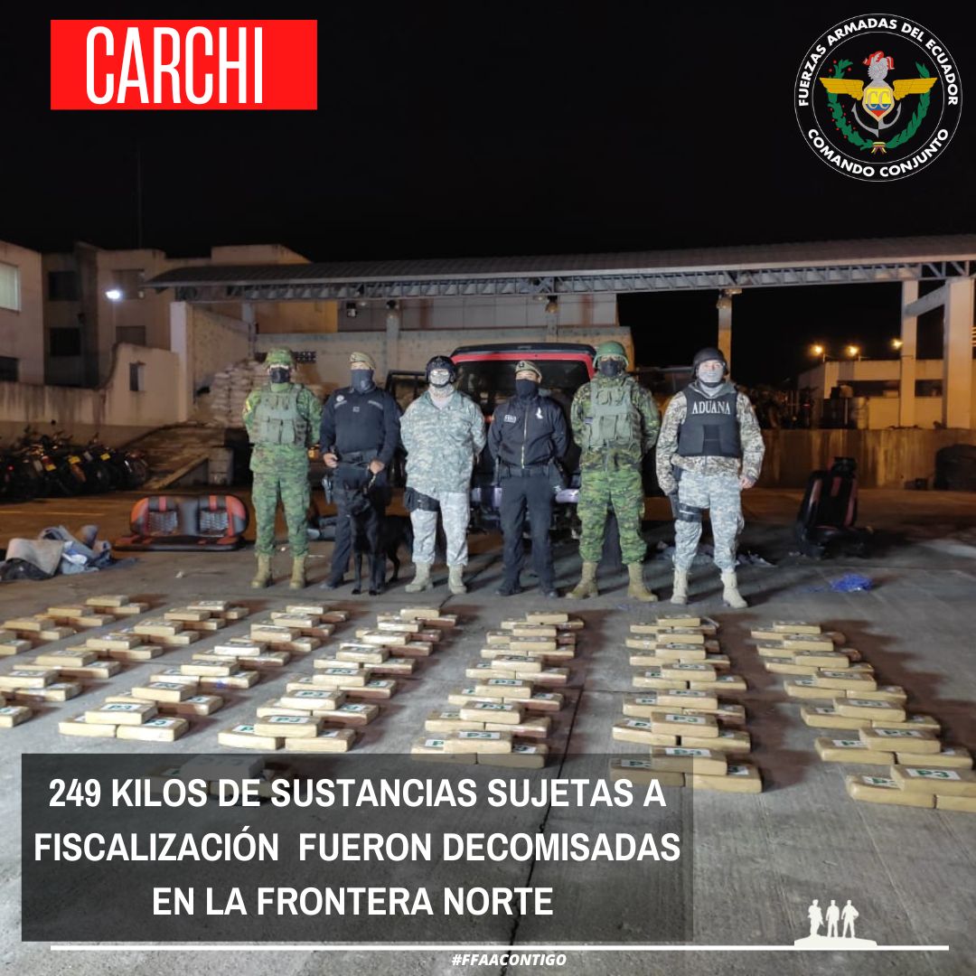 FFAAECUADOR's tweet photo. 🚨#Carchi

En una operación militar realizada en el paso informal del cantón #Tulcán, se detuvo la marcha de dos vehículos que transportaban 249 kilos de sustancias sujetas y se aprehendió a un ciudadano que intentó darse a la fuga realizando disparos al aire.

#FFAAContigo🇪🇨 https://t.co/ykoyql24Dr