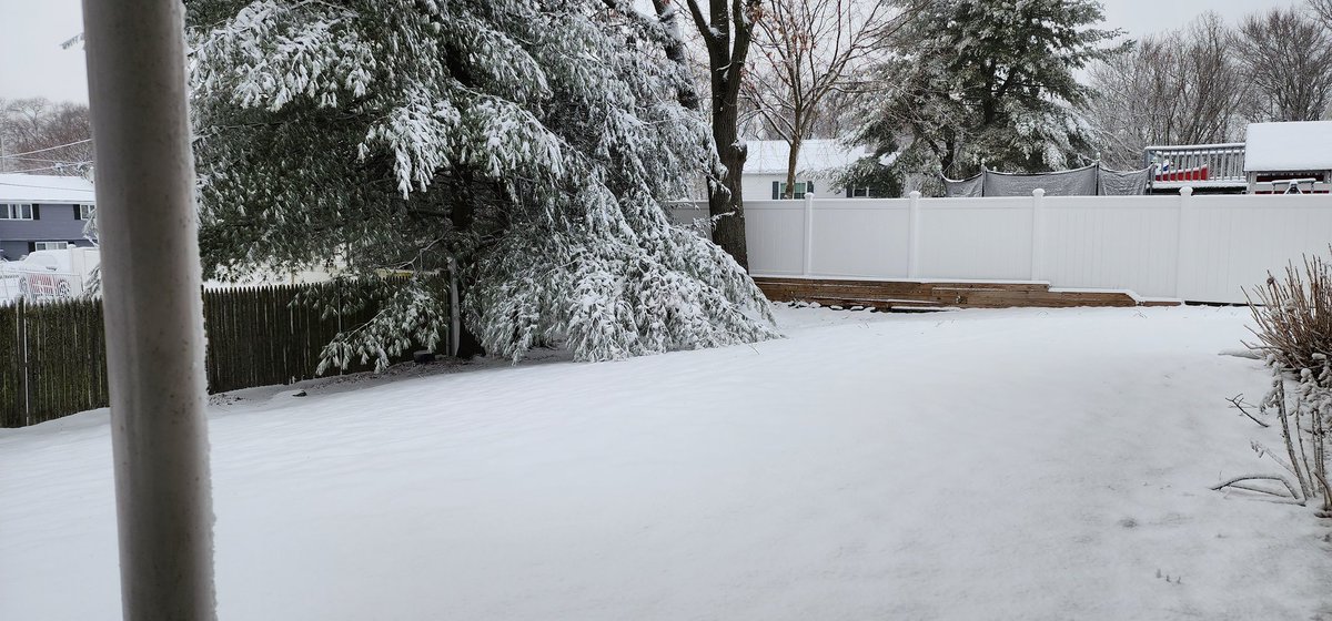 3 or 4 inch #snow in my backyard in #saugusma @MattNBCBoston @Met_CindyFitz @ShiriSpear