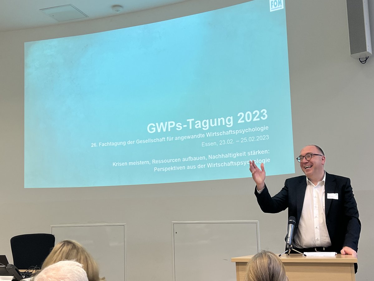 FOMforscht's tweet photo. Soeben hat unser Prorektor für #Forschung die 26. Fachtagung der Gesellsch. für angewandte #Wirtschaftspsychologie (#GWPs) an der #FOMHochschule am Hochschulzentrum #Essen eröffnet. Wir wünschen spannende #Erkenntnisse und schöne drei Tage an der #FOMEssen! @Essen_Ruhr #GWPS2023 https://t.co/gGtp1F1J0f
