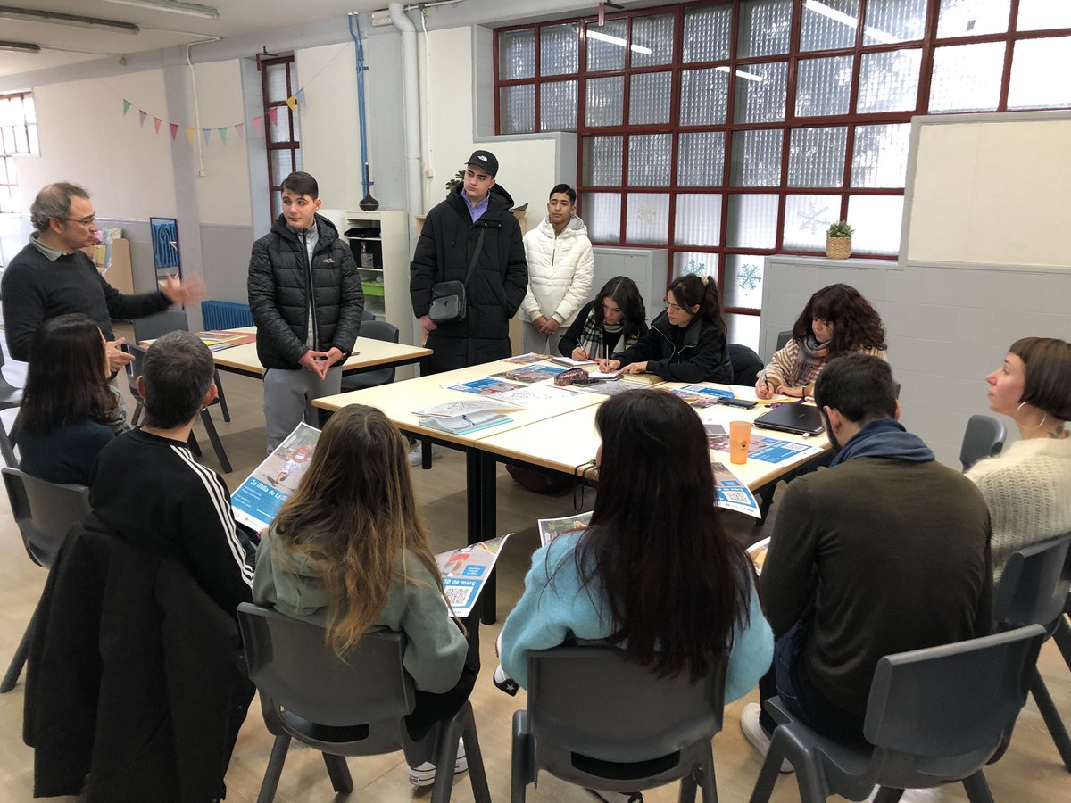 pebMINA's tweet photo. L'alumnat de l’@InsEscLaMina presenten #LaMilladeLaMina🏃‍♀️🏃‍♂️🏃Una cursa que organitzen per 3a vegada per promoure una vida saludable i mostrar una imatge positiva del #barriLaMina. Serà el proper dijous 30 de març.

Inscripcions gratuïtes fins el 15 de març https://t.co/MLkWlrFwVJ https://t.co/rUxsKcGbyf