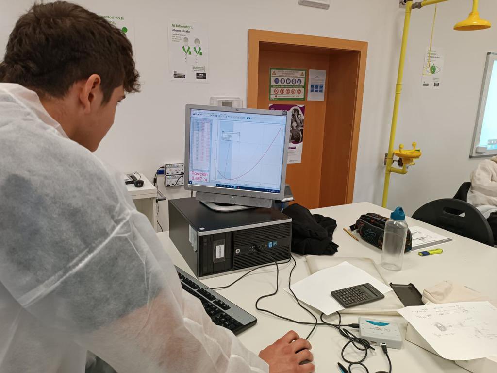 Avui l’alumnat de física de 1r BAT ha fet un taller a <a href="/revir_uab/">Revir UAB</a> sobre els factors que intervenen en la distància de frenada d’un cotxe.