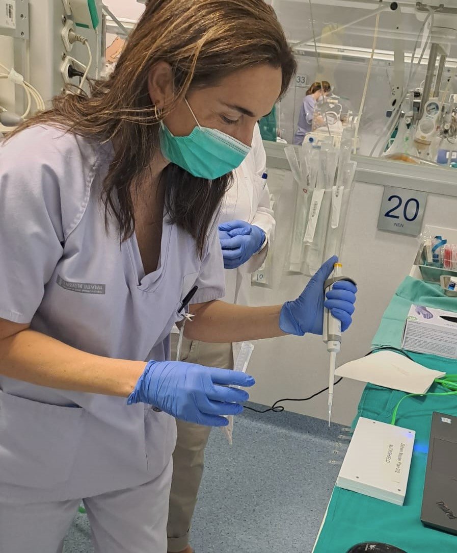 j_kuligowski's tweet photo. Today finally the sensor prototypes of the @Nutrishield_eu project were tested in our lab @IISLaFe and by our colleagues in the NICU @HospitalLaFe ! https://t.co/c96GHS8cVc