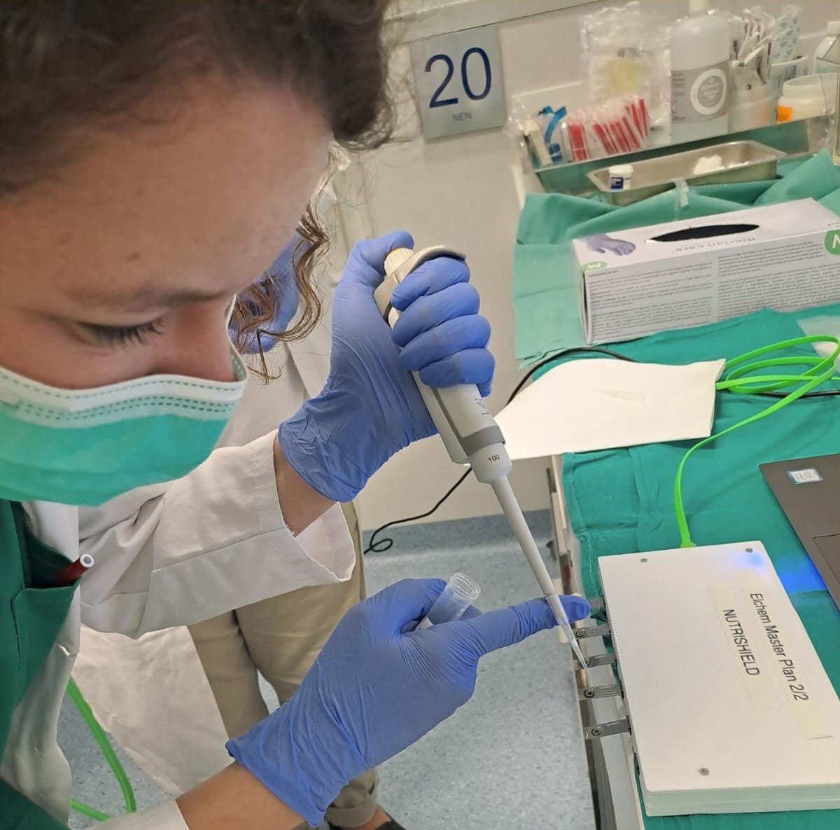 j_kuligowski's tweet photo. Today finally the sensor prototypes of the @Nutrishield_eu project were tested in our lab @IISLaFe and by our colleagues in the NICU @HospitalLaFe ! https://t.co/c96GHS8cVc