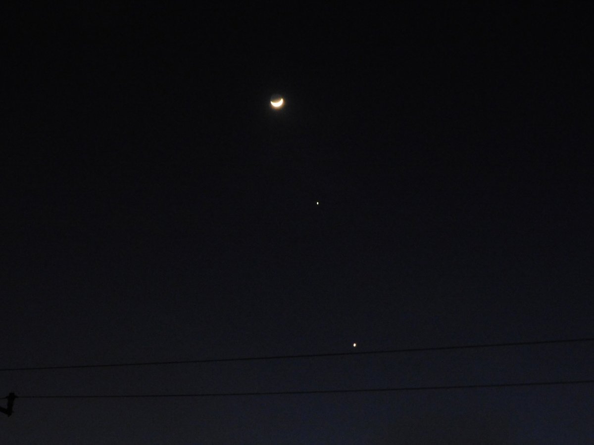 jg1qnz's tweet image. #2023年2月23日  ㊗＃天皇誕生日
#天体ショー：月と木星＆金星並びました。