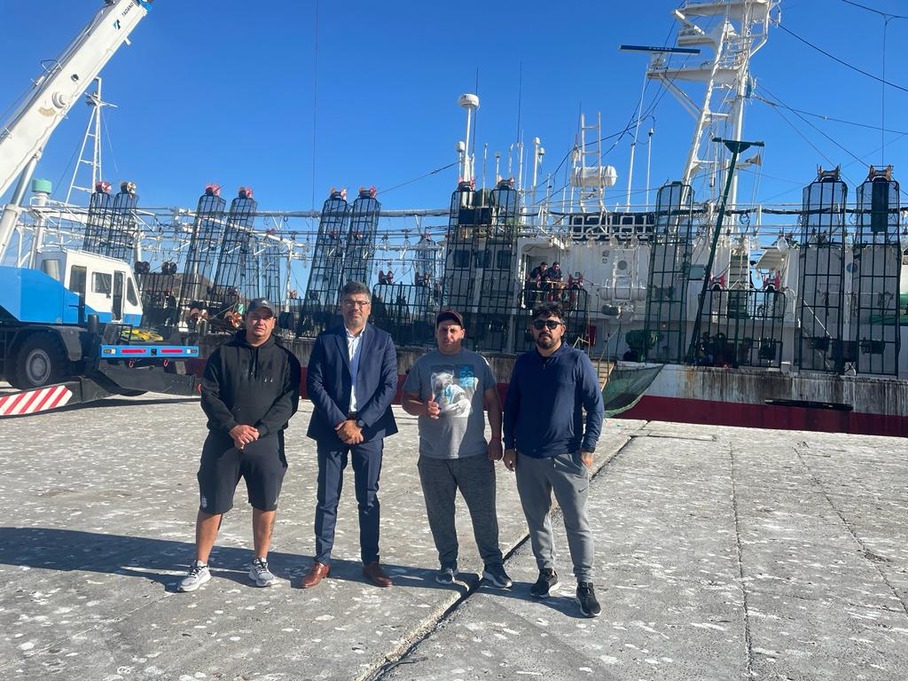 SecPescaCht's tweet photo. #CompromisoCumplido #ContinuidadLaboral
#Hoy acompañamos el ingreso al #Puerto del primer #Potero para #ComodoroRivadavia, en el marco de la #Temporada de #CalamarIllex2023
#Pesca #Chubut https://t.co/meyNjDNB2F