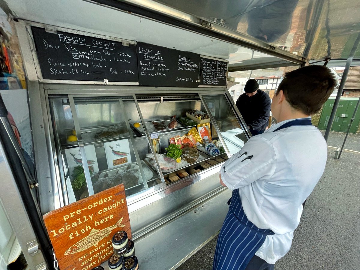 ditchlingbull's tweet image. Chef Lisa shopping with the Sussex Peasant for fresh fish &amp;amp; veggies for our specials menu 🥦🐟 Watch this space to see what she makes! 

#Specials #Food #Pub #Fresh #British @YoungsPubs