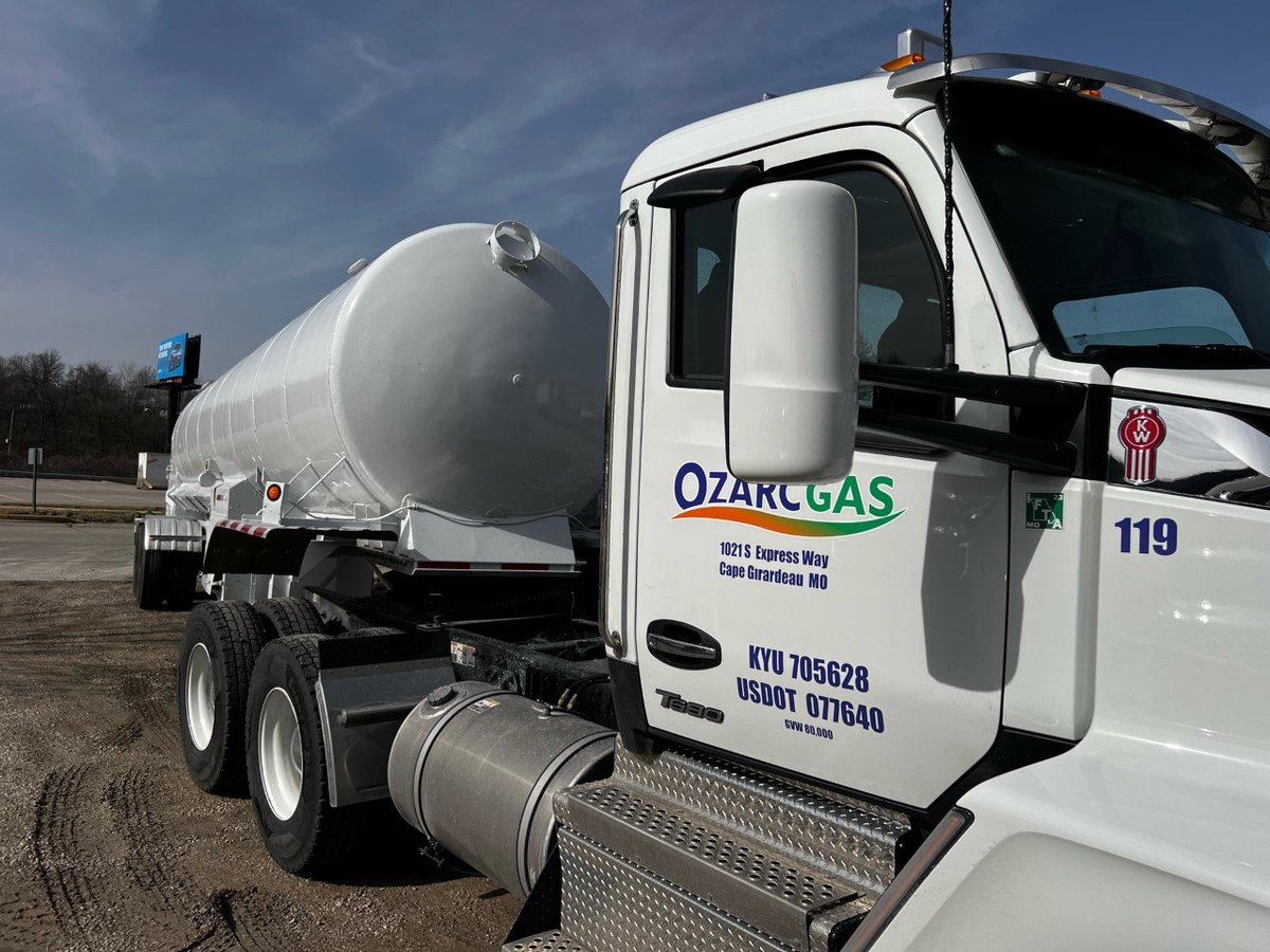 OzArcGas's tweet photo. Here we GROW again! Check out @OzarcGas' new 30-Ton Vertical Bulk CO2 Storage Tank at our Arnold, MO Location. Increasing supply let's us better serve you and protects against market shortages. Get a free quote online: https://t.co/enLtE3qArV

#CO2 #bulkCO2 #IndustrialGas https://t.co/JSNyi3X4AM