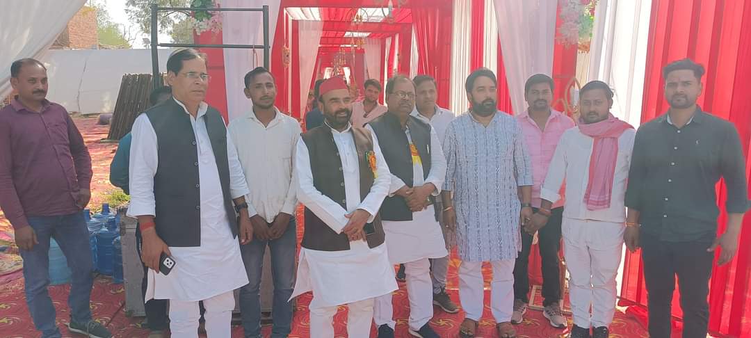 LbyadavjnpSp's tweet photo. आज परियावां में रामबचन यादव(छात्र नेता) के यहाँ आयोजित वैवाहिक कार्यक्रम में सम्मिलित हो बधाई एवं शुभकामनाएं दिया! https://t.co/WDFxpS1LEP