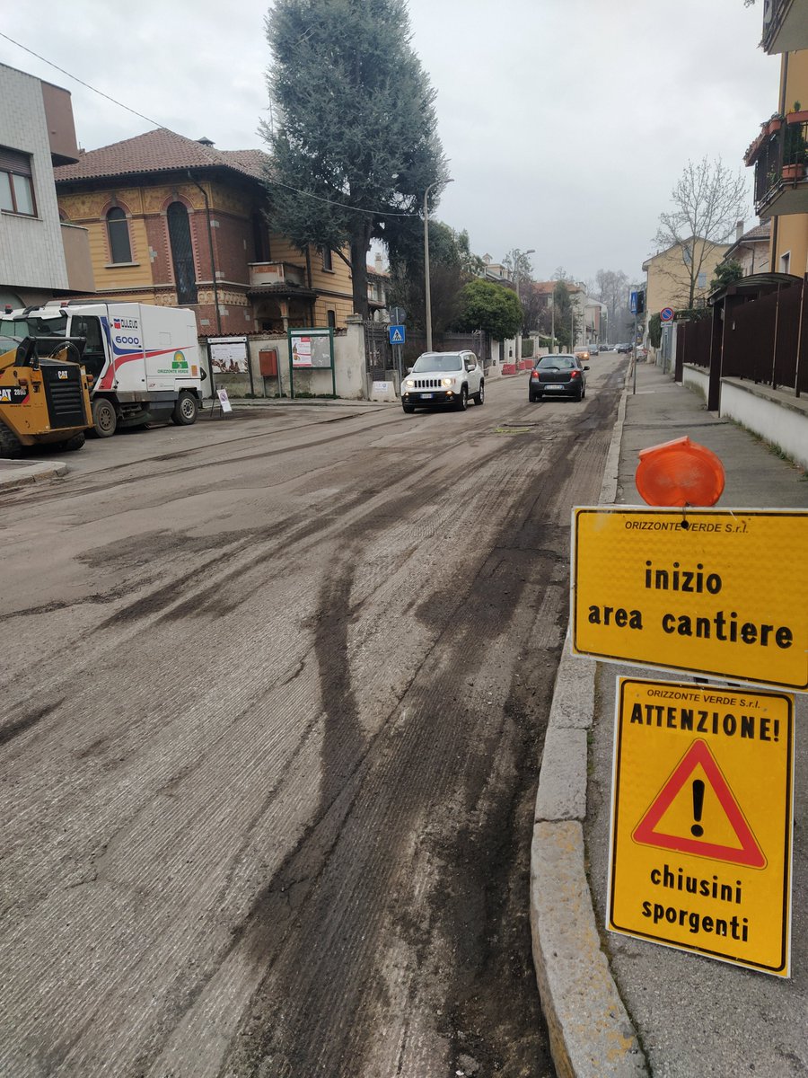 ComuneMonza's tweet image. #monzanews Fino al 28 febbraio lavori di #fresatura e #asfaltatura in alcuni tratti delle vie Lissoni, Ponchielli, Boito e Bellini, dove sarà realizzato anche un nuovo marciapiede e riqualificato quello presente.
Per info:👉bit.ly/3SsOq07