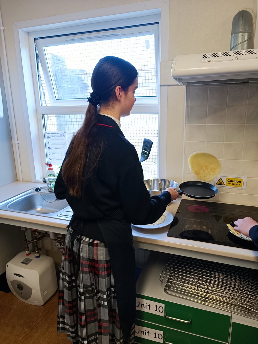 LearningLucanCC's tweet photo. 2nd year Home Economics students having fun flipping pancakes today #homeeconomics #activelearningLCC https://t.co/TENJYUYpSf
