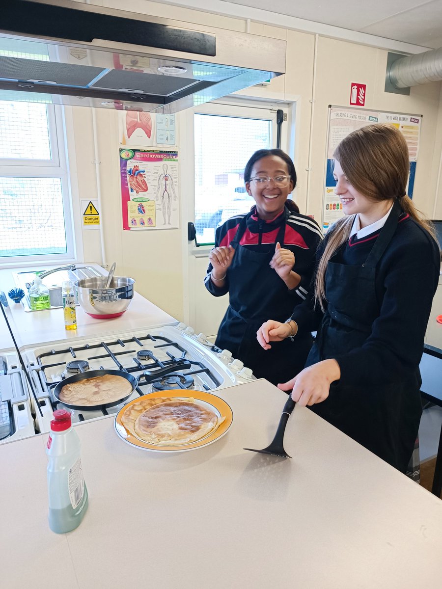 LearningLucanCC's tweet photo. 2nd year Home Economics students having fun flipping pancakes today #homeeconomics #activelearningLCC https://t.co/TENJYUYpSf