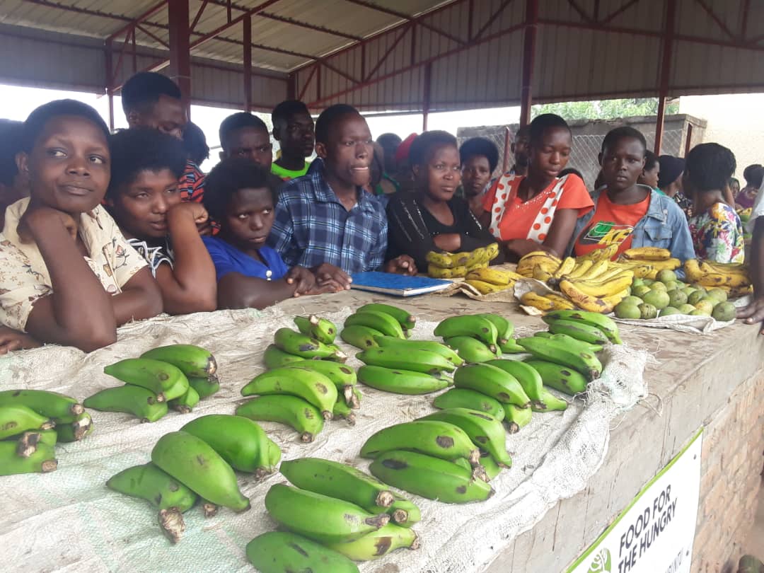 NewTimesRwanda's tweet photo. In Gatunda, Mark visited a group of welding youth and women traders, tailoring women, mini-markets, banana seed multipliers, water supply, and sanitation facilities all funded by @food4thehungry. https://t.co/O6v80i4Ta9