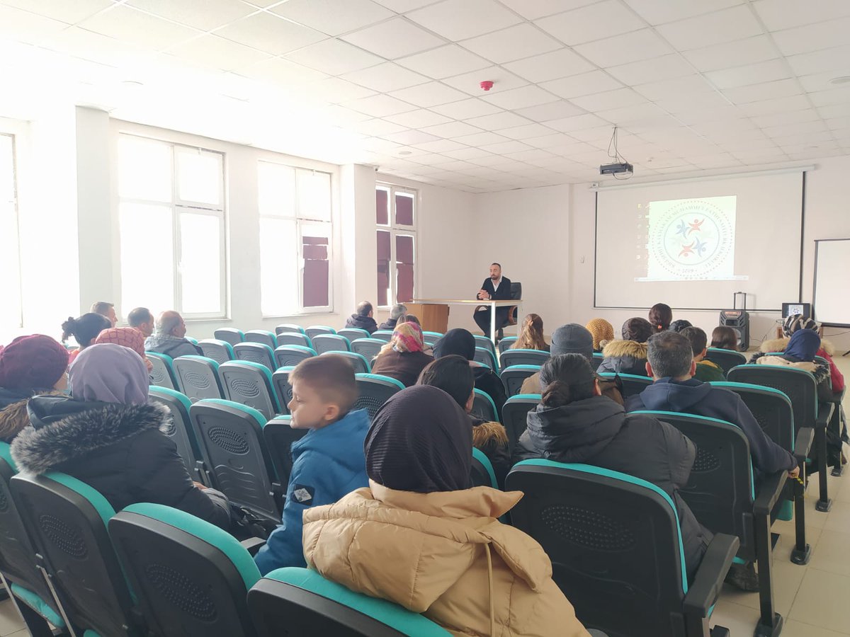 KaymakamSehit's tweet photo. Yaşadığımız deprem felaketi nedeniyle çocuklarını okula göndermekte tereddüt yaşayan velilerimiz için okulumuz konferans salonunda öğrencilerimizin eğitime devam etmesi hususunda velilerimize gerekli bilgilendirme yapıldı.
@KigiKaymakam @bingolmem 
@kigimem12 @HSEYINY91134982 https://t.co/HkckH7oinL