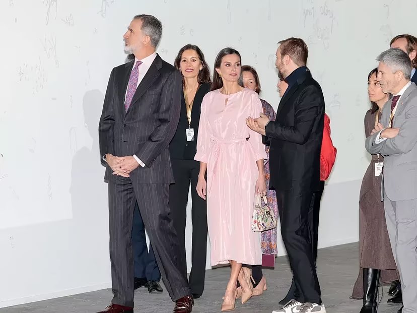 Asociación Creadores de Moda de España (@creadoresacme) on Twitter photo La Reina Letizia visita <a href="/FeriaArco/">Feria ARCO</a> con total look de <a href="/moises_nieto/">Moises Nieto</a>.
#fandelamodaespañola La Reina Letizia visita <a href="/FeriaArco/">Feria ARCO</a> con total look de <a href="/moises_nieto/">Moises Nieto</a>.
#fandelamodaespañola