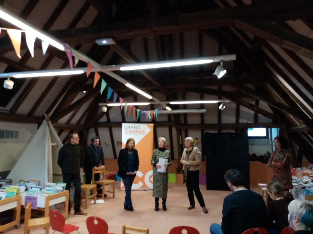 CircoENCognac's tweet photo. Projet Non au harcèlement du #programmePHARE, dans le cadre des parcours éducatifs de @GrandCognac, théâtre forum avec Théâtre en action à la médiathèque de Cognac pour les élèves de CE2-CM1 de l'école de Cherves. https://t.co/fI5VCKBJkb