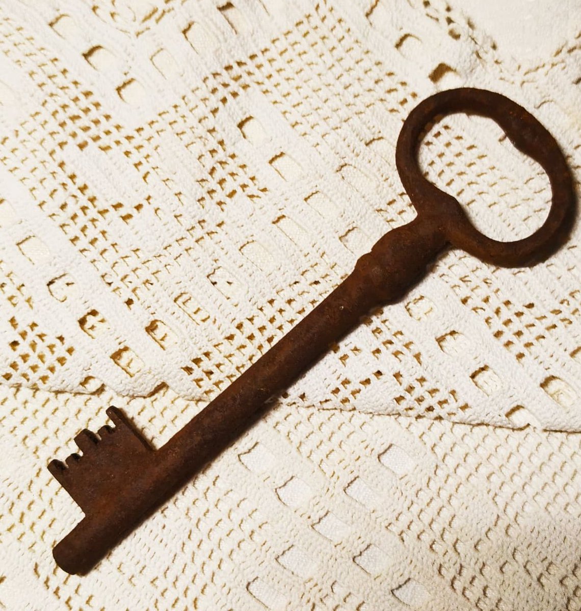 VintageSoviet's tweet photo. #Sale! 20% OFF!
#Large #key #Rusty #iron #vintage #RustyKey #DoorKey #SkeletonKey #Rustic #Decor #steampunk #craftsupply #metal #weddingsupply
https://t.co/SHktUbwTVv @Etsy https://t.co/YDg4Erz9BN