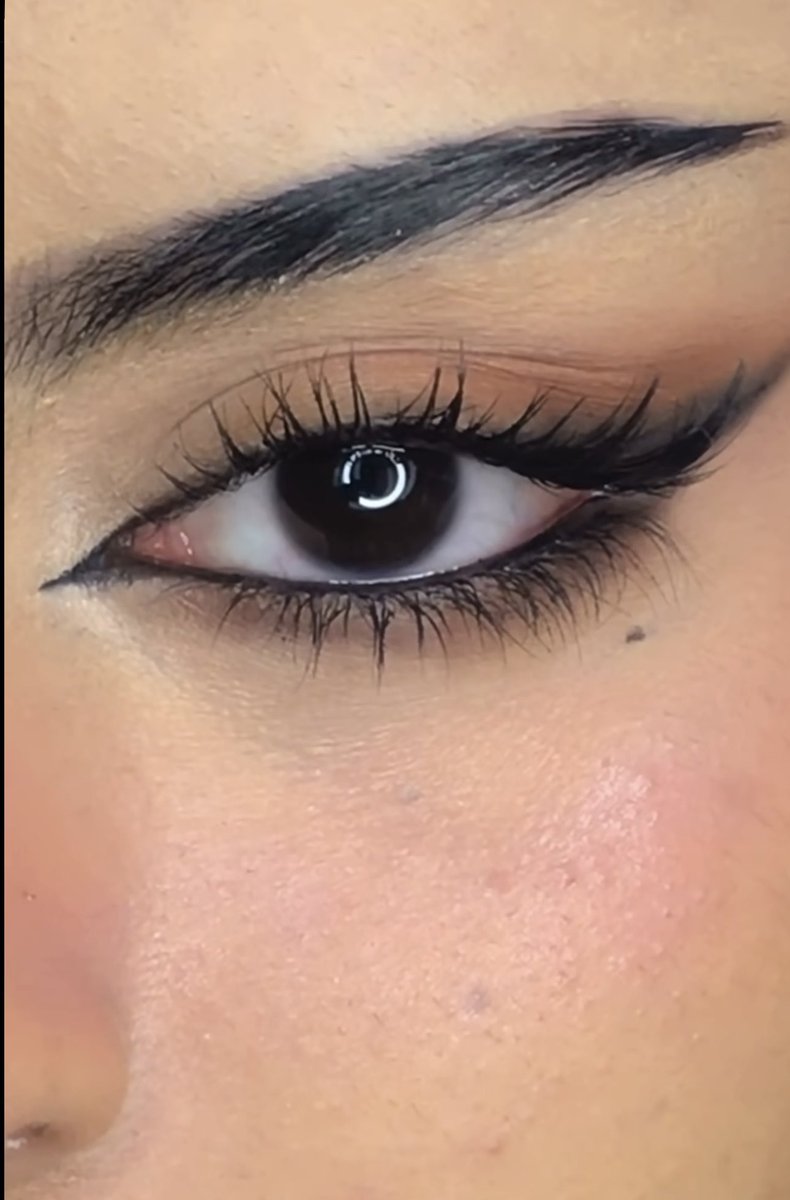 __beauutyy's tweet photo. سحبة العين تحلّي مره وهالميك اب يناسب الكل!🖤 https://t.co/ty4RfBcDvQ