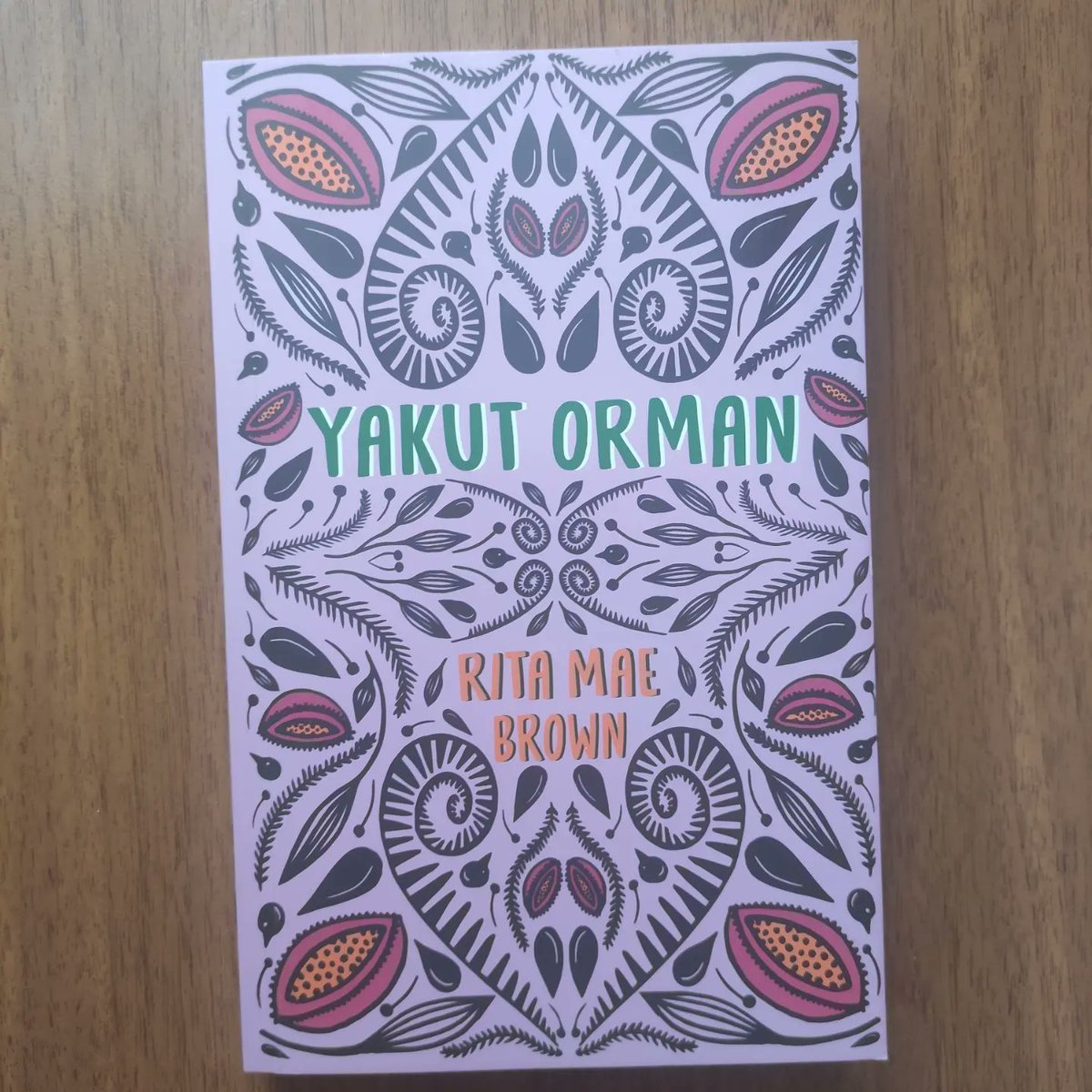 Bay21Karakter's tweet photo. Bir Kitap: Yakut Orman

Bölüm kitabı, Amerikalı yazar Rita Mae Brown'un Dılşa Ritsa Eşli çevirisi ve Umami Kitap aracılığla yayınlanan romanı Yakut Orman.

https://t.co/38RpN3xOCL https://t.co/K03L8UK0RE