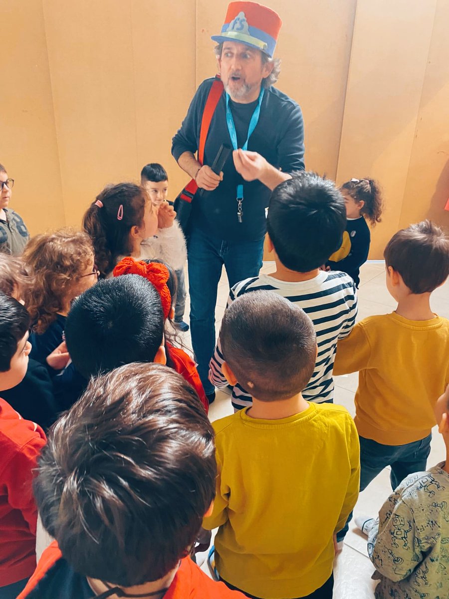 "Il paese delle scarpe" in scena per la seconda matinée della rassegna #Papillons a #RioneroinVulture con <a href="/_Vulcanica_/">Vulcanica Associazione Culturale</a>. Grazie al gioco teatrale del "faccio finta che", i bambini hanno percorso terre sconosciute, superato ostacoli e affontato prove alla ricerca delle loro scarpe.