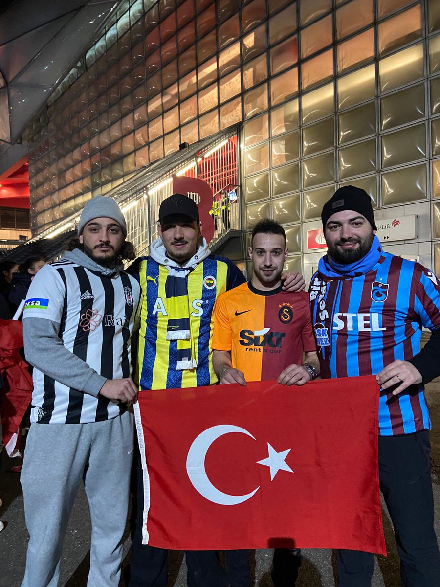 Futbolda birlik-beraberlik adına güzel bir adım attık. Artık kulüp ayırt etmeden, her Avrupa maçında birlik olmaya devam edersek, sırtımız yere gelmez.

#BizBeraberiz 🇹🇷