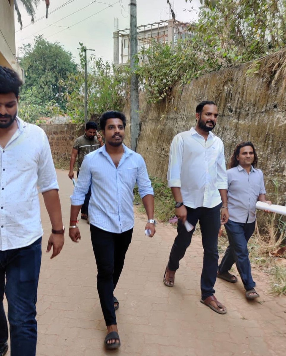 Ashithpereira's tweet photo. ಮಂಗಳೂರು  ವಿಧಾನಸಭಾ ಕ್ಷೇತ್ರದ ಪುದು ಗ್ರಾಮ ಪಂಚಾಯತ್‌ಗೆ ನಡೆಯಲಿರುವ ಚುನಾವಣೆಯಲ್ಲಿ ಫರಂಗಿಪೇಟೆ 4ನೇ ವಾರ್ಡ್‌ನಿಂದ ಕಾಂಗ್ರೆಸ್ ಪಕ್ಷದ ಬೆಂಬಲಿತ  ಅಭ್ಯರ್ಥಿಗಳದ ಎ. ಮೊಹಮ್ಮದ್ ಹಿಶಾಮ್ , ರಝೀಯ ಹಾಗು ಮೊಹಮ್ಮದ್ ರವರನು ಅತ್ಯಧಿಕ ಬಹುಮತಗಳಿಂದ ಚುನಾಯಿಸಬೇಕಾಗಿ ಫರಂಗಿಪೇಟೆ 4ನೇ ವಾರ್ಡ್‌ನ ಮನೆ ಮನೆಗೆ ಭೇಟಿ ನೀಡಿ ಮತದಾರರಲ್ಲಿ ವಿನಂತಿಸಿದೆವು https://t.co/oVsFaYZj5x