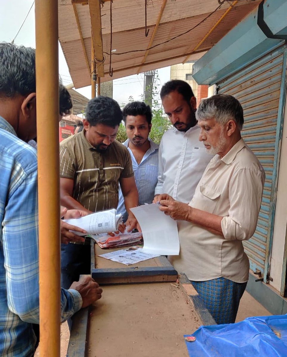 Ashithpereira's tweet photo. ಮಂಗಳೂರು  ವಿಧಾನಸಭಾ ಕ್ಷೇತ್ರದ ಪುದು ಗ್ರಾಮ ಪಂಚಾಯತ್‌ಗೆ ನಡೆಯಲಿರುವ ಚುನಾವಣೆಯಲ್ಲಿ ಫರಂಗಿಪೇಟೆ 4ನೇ ವಾರ್ಡ್‌ನಿಂದ ಕಾಂಗ್ರೆಸ್ ಪಕ್ಷದ ಬೆಂಬಲಿತ  ಅಭ್ಯರ್ಥಿಗಳದ ಎ. ಮೊಹಮ್ಮದ್ ಹಿಶಾಮ್ , ರಝೀಯ ಹಾಗು ಮೊಹಮ್ಮದ್ ರವರನು ಅತ್ಯಧಿಕ ಬಹುಮತಗಳಿಂದ ಚುನಾಯಿಸಬೇಕಾಗಿ ಫರಂಗಿಪೇಟೆ 4ನೇ ವಾರ್ಡ್‌ನ ಮನೆ ಮನೆಗೆ ಭೇಟಿ ನೀಡಿ ಮತದಾರರಲ್ಲಿ ವಿನಂತಿಸಿದೆವು https://t.co/oVsFaYZj5x