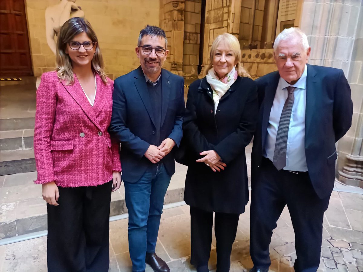 📣 La intendenta (màxima autoritat governamental) del Departament de Montevideo, <a href="/CosseCarolina/">Carolina Cosse</a>, visita BCN

🤝 La reben a l’Ajuntament <a href="/ernestmaragall/">Ernest Maragall i Mira</a>, alcaldable #BCN i vicepresident d’Internacional d’AMB, i l’alcaldable #Sabadell <a href="/GabrielFerDiaz/">Gabriel Fernàndez i Díaz</a>

✊ Connexió Uruguai-Catalunya