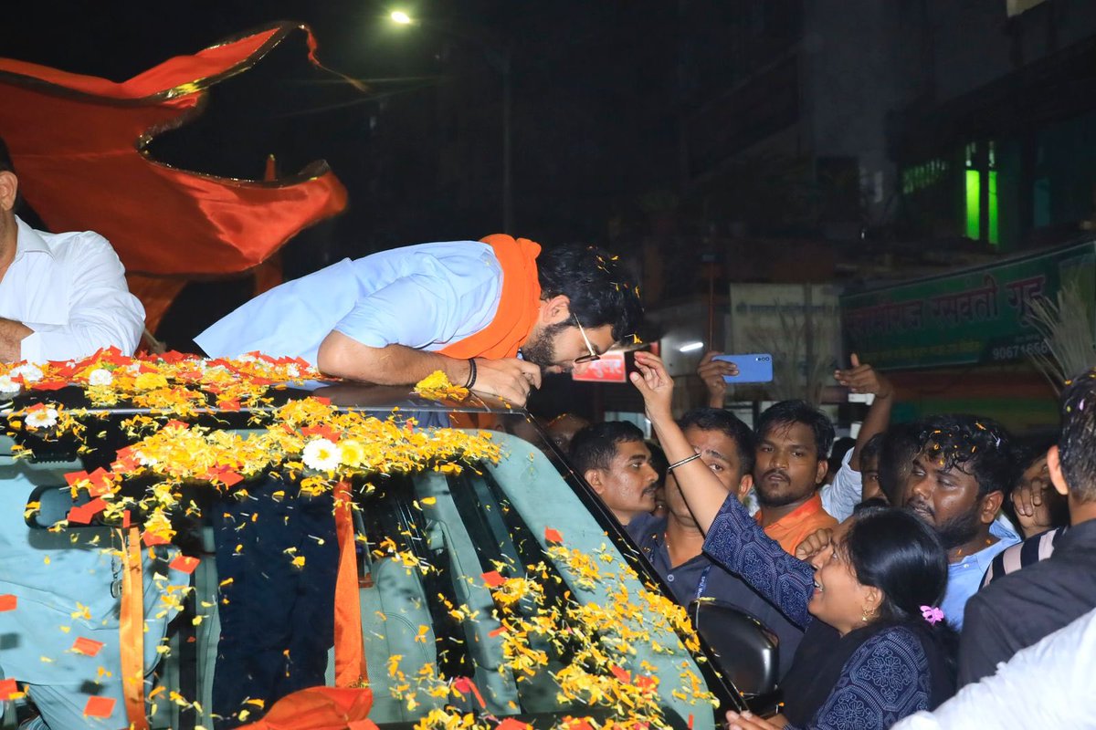 AUThackeray's tweet photo. आज कसबा पोटनिवडणुकीतील महाविकास आघाडीचे अधिकृत उमेदवार रविंद्र धंगेकर जी यांच्या प्रचारार्थ आयोजित रोड शो मध्ये सहभागी झालो. https://t.co/1h25IKIQSw