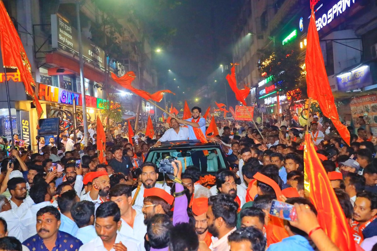 AUThackeray's tweet photo. आज कसबा पोटनिवडणुकीतील महाविकास आघाडीचे अधिकृत उमेदवार रविंद्र धंगेकर जी यांच्या प्रचारार्थ आयोजित रोड शो मध्ये सहभागी झालो. https://t.co/1h25IKIQSw