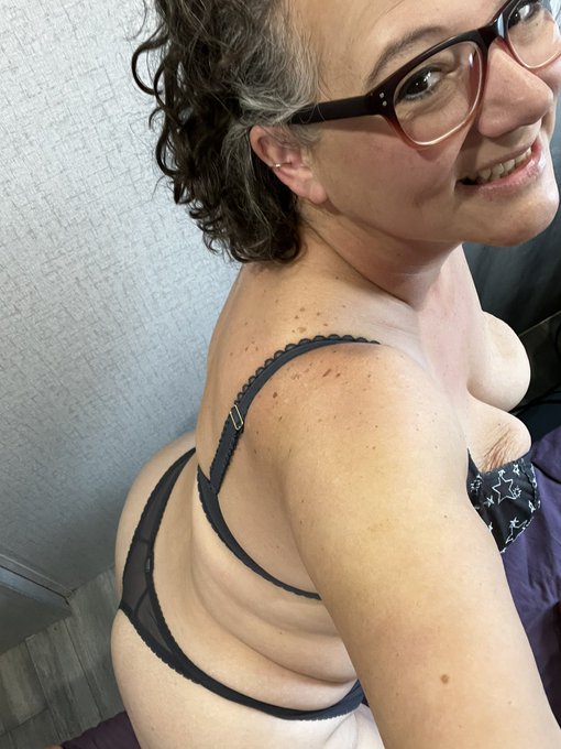 Good morning! I hope everyone&rsquo;s Thursday is going well! Who wants to join me for some fun?  @lustycams4you