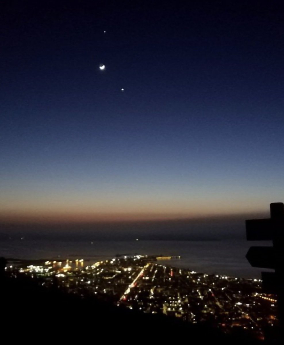 L’allineamento di Venere, Luna e Giove sopra il cielo di Trapani
Foto di Mario Torrente

#IoScrivoLaNotte 
#SalaLettura 

🌙