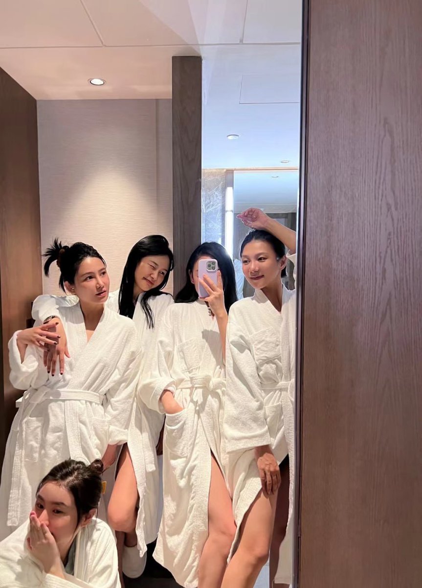 Yedda199252's tweet photo. Women can be crazy like this when they are together... https://t.co/tt79J50x3I