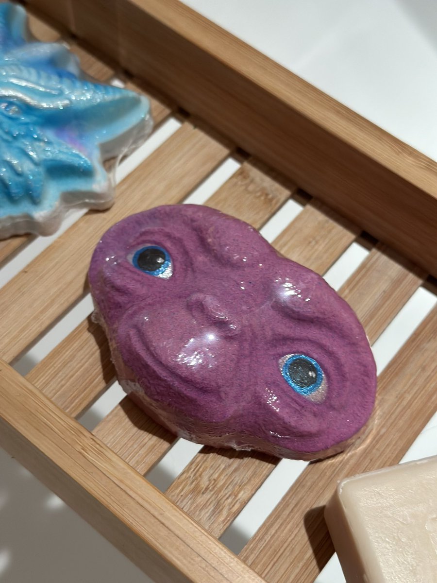 chelseevee's tweet photo. My bath bombs 😂 https://t.co/WqnbPG9zBg