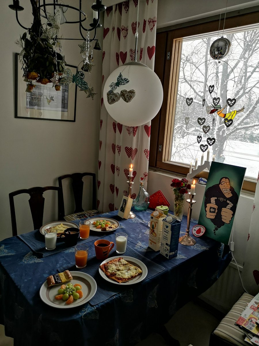 JuhaTenhonen's tweet photo. En ny muista kenen isovanhemman sanontaa ny mukailen, mut hauskaa pietää, vaik syän ja sielu märäntyis #äijävälipala #pizza #pizzatorstai #kanakebabpekonipizza #maire #maito #hetelmii #vaasan #pullava #kuningatarpitko #punalappusii #gefilusmehu https://t.co/pVL3bYJ3Y2