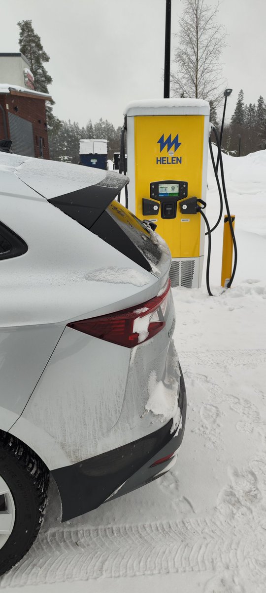 Profilointi's tweet image. Voiko kuvasta päätellä kenen laturi tämä on? Niin määkin oletin, että Helenin. Mulla on Helenin rfid nappula ja aplikaatiossa valmiina korttitiedot, jotka ei kuitenkaan toimi. Ylläri, laturi toimii Virran aplikaatiolla tehon noston jälkeen. #virta #helen