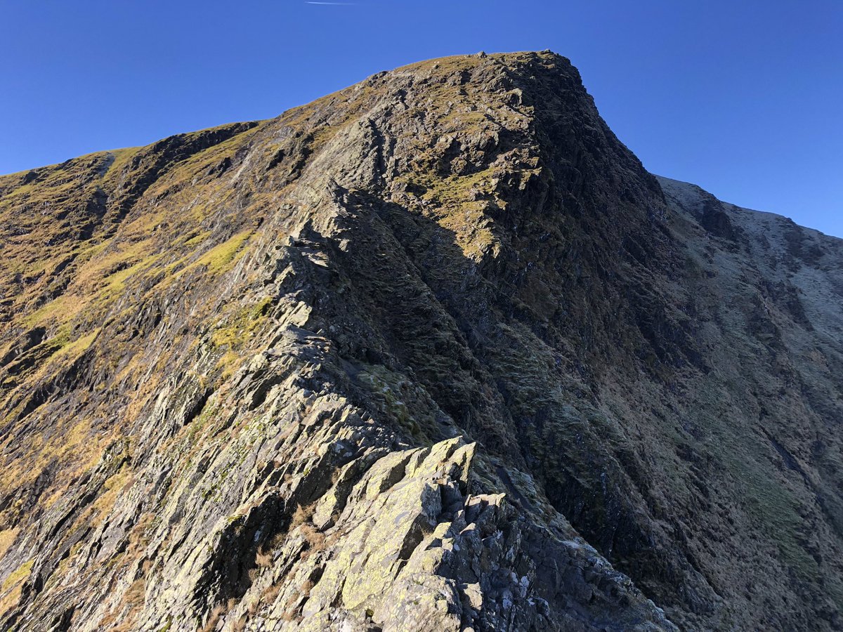 LakesWeather's tweet image. No new snow unfortunately but it was lovely spring-like day in the Lakes with a good overnight frost. A great day to do #sharpedge! Wes #summitsafely