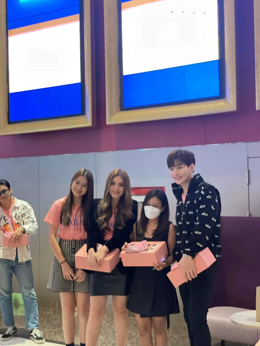 stepbloom89's tweet photo. ขอบคุณนักแสดงและทีมงานทุกท่านคะ
กิจกรรมกับแฟนคลับหน้าโรงภาพยนตร์คะ
Step up to Runway ปลายทางฝันฉันมีเธอ https://t.co/am41nZwfip