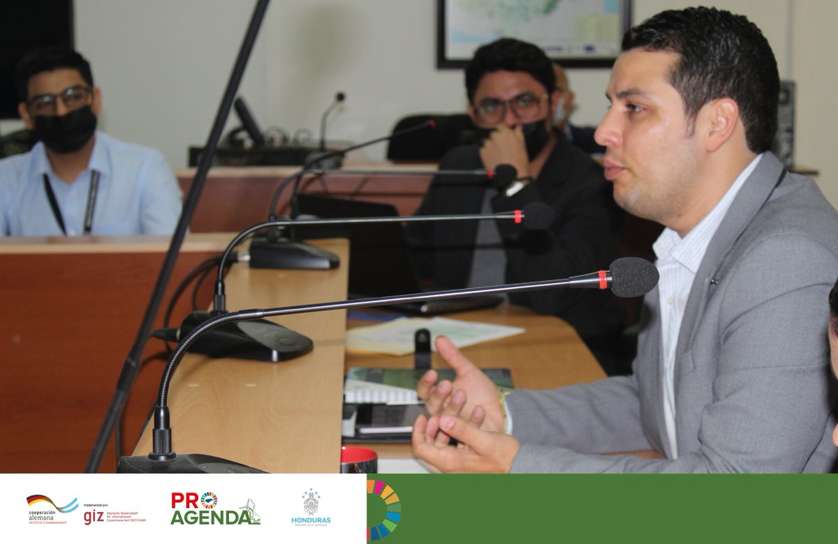 GizHonduras's tweet photo. 1/2 Bajo el liderazgo del @INE_Honduras y la  @sernaHN, con el apoyo de #ProAgenda🇭🇳🇩🇪 se llevó a cabo la 2nda reunión del Comité Estadístico de Cambio Climático con la participación de varios sectores, dónde se acordó una propuesta de plan de trabajo para el resto del año . https://t.co/8iWfBFaCCY