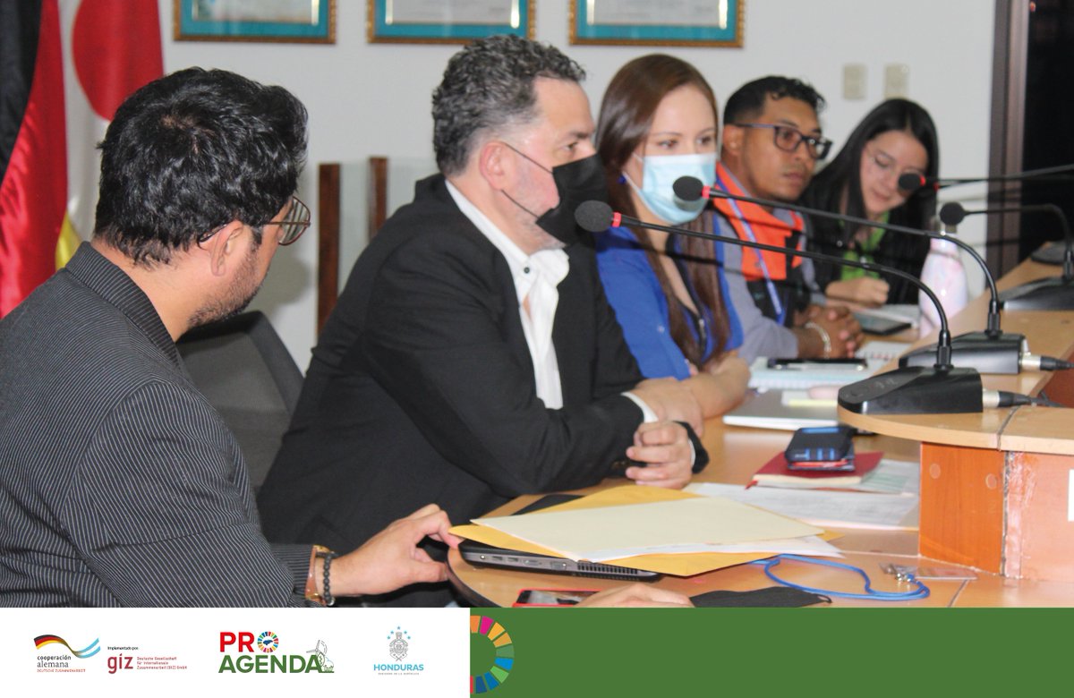 GizHonduras's tweet photo. 1/2 Bajo el liderazgo del @INE_Honduras y la  @sernaHN, con el apoyo de #ProAgenda🇭🇳🇩🇪 se llevó a cabo la 2nda reunión del Comité Estadístico de Cambio Climático con la participación de varios sectores, dónde se acordó una propuesta de plan de trabajo para el resto del año . https://t.co/8iWfBFaCCY