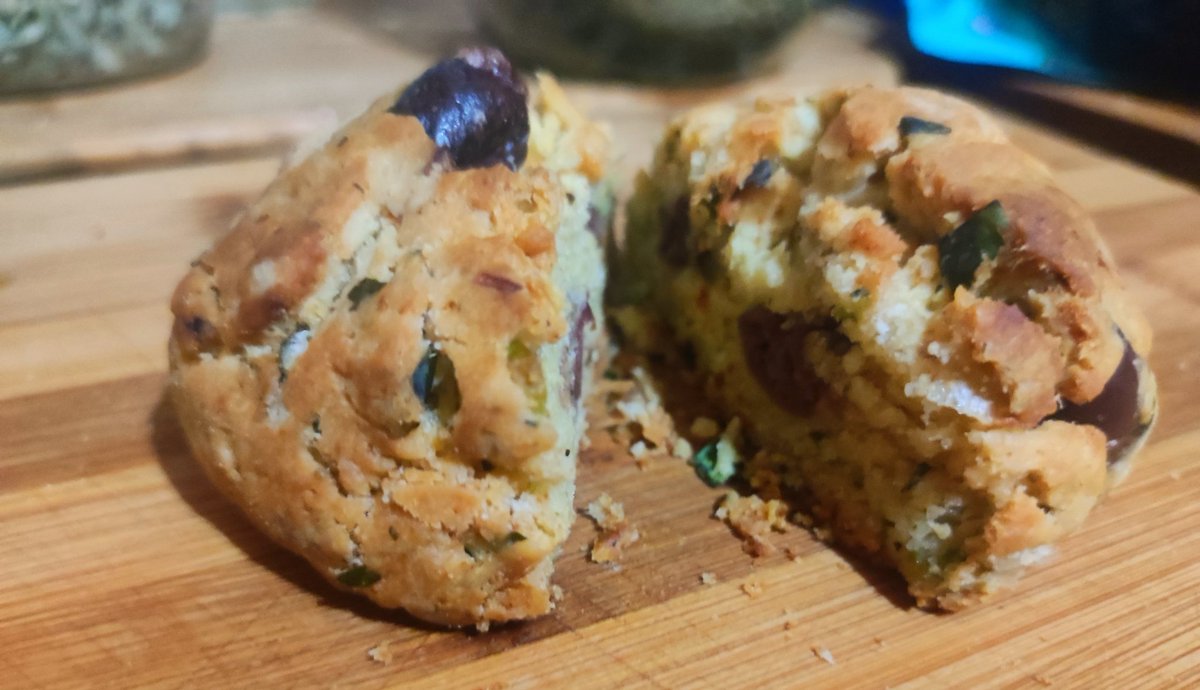 VoniatisC's tweet image. The final result. They are delicious!
The #olive and #halloumi pies. 

#Cypriot #delicacies #Cyprus #food
#LoveCyprus #VisitCyprus 🇨🇾