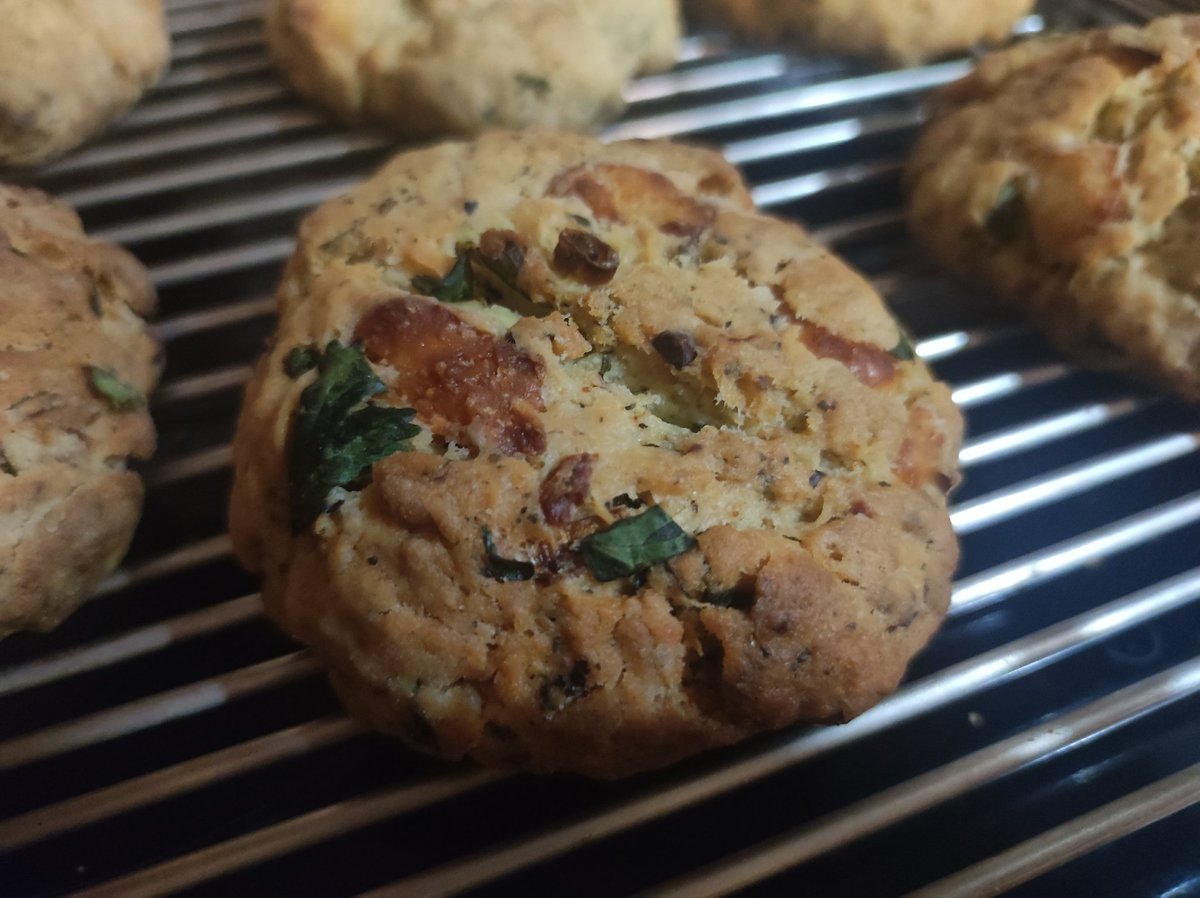 VoniatisC's tweet image. The final result. They are delicious!
The #olive and #halloumi pies. 

#Cypriot #delicacies #Cyprus #food
#LoveCyprus #VisitCyprus 🇨🇾